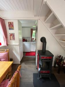 a kitchen with a stove in a room at Ferienhaus unter Reet im Heidedorf Sankt Dionys bei Lüneburg in Sankt Dionys