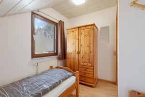 Un pat sau paturi într-o cameră la Waldblick mit eigener Sauna