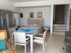a room with a table and chairs and a bed at STUDIO PILOT in Izmir