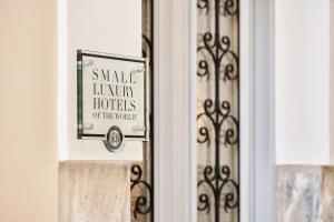 雅典A77 Suites, Small Luxury Hotels of the World的读书世界小居所的门上的标志
