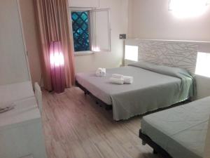 Ein Bett oder Betten in einem Zimmer der Unterkunft California Pastry Hotel
