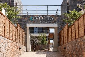 ein Gebäude mit einem Schild, das Volka-Suiten liest in der Unterkunft Volta Suites and Villas in Gouves