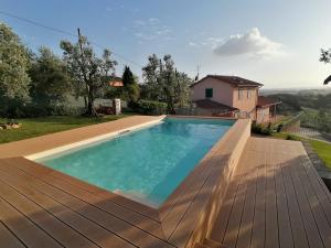 een zwembad in een achtertuin met een huis bij A Casa di Patrizia in Vinci