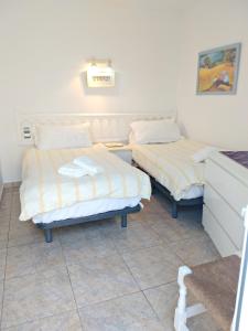 Cette chambre comprend 2 lits et une table. dans l'établissement AP361 - Carabeo 78, à Nerja