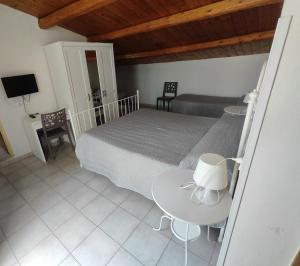 1 dormitorio con 1 cama y 1 mesa en B&B Del Carmine, en Noto
