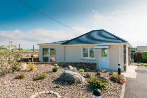 ein kleines Haus mit Garten davor in der Unterkunft Aghadoe Lodge in Killarney