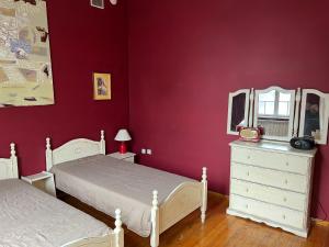 魯塞的住宿－Albert Guest House，一间卧室配有两张床和一个带镜子的梳妆台
