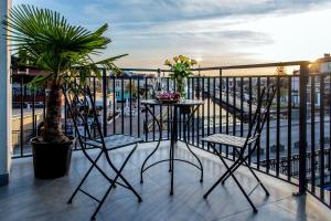 a balcony with chairs and a table on a balcony at Royal View Apartments · Dune Resort Łeba in Łeba