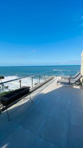 een balkon met uitzicht op het strand en de oceaan bij Sea View Luxury Penthouse in Ballito