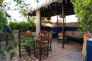 Un restaurante o sitio para comer en Riad Bindoo & Spa
