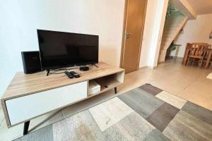 a flat screen tv sitting on top of a entertainment center at Casa de Santa Maria 113 in Castelo Branco