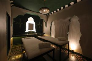 Cama o camas de una habitación en Riad Bindoo & Spa
