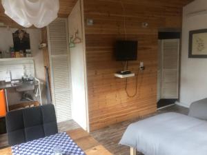 a room with a bed and a tv on a wall at Bed & Breakfast Herkingen GR5 in Herkingen
