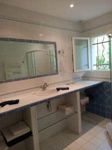 Koupelna v ubytování Grande Maison Mitoyenne & Spa à Bulles au Soleil dans Quartier Calme !
