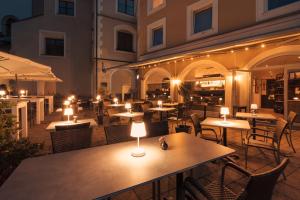 Um restaurante ou outro lugar para comer em Am Paulusbogen