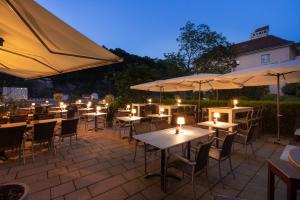 Um restaurante ou outro lugar para comer em Am Paulusbogen