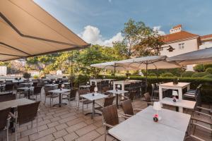 Um restaurante ou outro lugar para comer em Am Paulusbogen