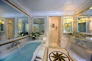 Kúpeľňa v ubytovaní Royal Olympic Hotel