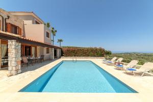 uma villa com piscina em frente a uma casa em Villa Rodia by PosarelliVillas em Kipárissos