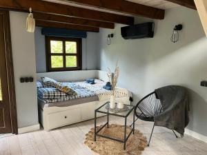 um quarto com uma cama, uma mesa e uma cadeira em Wiejski Chill em Męcikał