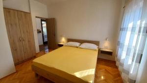 Posteľ alebo postele v izbe v ubytovaní Apartments Arsen