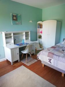 - une chambre avec un lit, un bureau et un lit dans l'établissement Wikno Dom wakacyjny, à Wikno