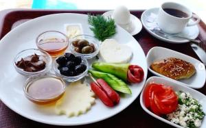 um prato de alimentos com diferentes alimentos sobre uma mesa em Keyf Konak Boutique Hotel em Aidim
