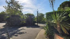 un cancello in un vialetto con piante di Les Elfes - avec entrée autonome, jardin, parking privé & gourmandises offertes ! - a Tolosa