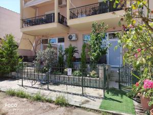 a house with a fence in front of it at Villa Anna in Limenas