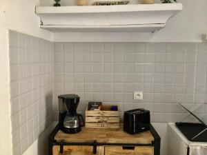 a kitchen with a counter with a blender on it at Le vigneron Au coeur des vignes à proximité des lacs et cascades lits faits à l'arrivée in Passenans