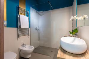 ein Badezimmer mit einem weißen Waschbecken und einem WC in der Unterkunft Starguest La Sapienza art Gallery in Neapel