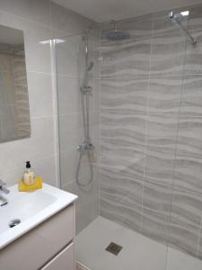 Kúpeľňa v ubytovaní Homes of Spain, Apartamentos Paraíso, Ed Palmerston, Atico B a pie de Playa, piscina privada en solárium, WI-FI