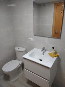 Kúpeľňa v ubytovaní Homes of Spain, Apartamentos Paraíso, Ed Palmerston, Atico B a pie de Playa, piscina privada en solárium, WI-FI
