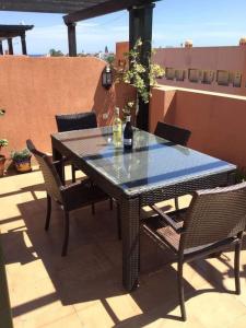 Balkón alebo terasa v ubytovaní Homes of Spain, Apartamentos Paraíso, Ed Palmerston, Atico B a pie de Playa, piscina privada en solárium, WI-FI