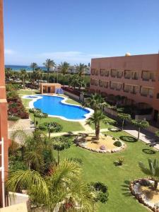 Bazén v ubytovaní Homes of Spain, Apartamentos Paraíso, Ed Palmerston, Atico B a pie de Playa, piscina privada en solárium, WI-FI alebo v jeho blízkosti