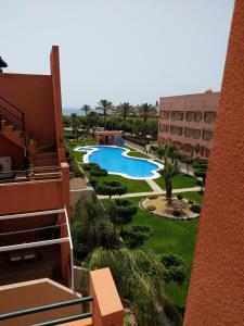 Bazén v ubytovaní Homes of Spain, Apartamentos Paraíso, Ed Palmerston, Atico B a pie de Playa, piscina privada en solárium, WI-FI alebo v jeho blízkosti