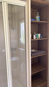 uma casa de banho com um chuveiro e uma porta de vidro em Sussex by the sea holiday home em Hastings
