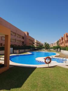 Bazén v ubytovaní Homes of Spain, Apartamentos Paraíso, Ed Palmerston, Atico B a pie de Playa, piscina privada en solárium, WI-FI alebo v jeho blízkosti