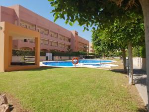 Bazén v ubytovaní Homes of Spain, Apartamentos Paraíso, Ed Palmerston, Atico B a pie de Playa, piscina privada en solárium, WI-FI alebo v jeho blízkosti