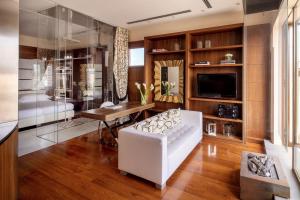 un soggiorno con divano bianco e tavolo di Repubblica Firenze Luxury Apartments | UNA Esperienze a Firenze