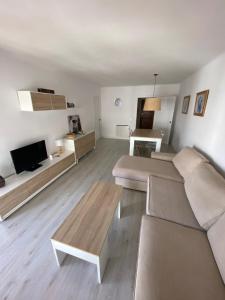 Televízia a/alebo spoločenská miestnosť v ubytovaní Apartamento en el Puerto de Llança!