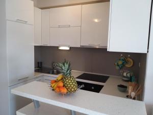 - un bol de fruits sur un comptoir dans la cuisine dans l'établissement 3 bedroom apartment with terrace and free parking, à Split