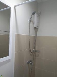 カガヤン・デ・オロにあるStudio Condo at The Loop Tower, Limketkai Dr, Cagayan de Oro Cityの鏡の横のバスルーム(シャワー付)