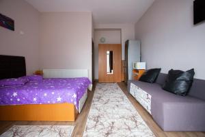 a bedroom with a bed and a couch at Casa Riana in Turda