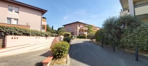 an empty street in a city with buildings at Les Capitouls - avec entrée autonome, jardin & parking privé ! - in Toulouse