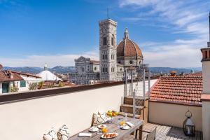 フィレンツェにあるRepubblica Firenze Luxury Apartments | UNA Esperienzeの建物の景色を望むバルコニー
