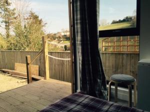 Escape Pod in Devon, 5 mins from beach + parking的阳台或露台