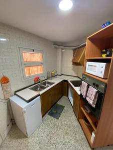 Kuchyňa alebo kuchynka v ubytovaní Apartamento en el Puerto de Llança! + 5 fotografií