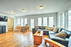 una sala de estar con un sofá y una mesa en Paradise Point Pamlico River Home with Dock and View, en Aurora