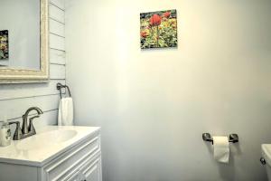 Un baño blanco con lavabo y espejo. en Paradise Point Pamlico River Home with Dock and View, en Aurora 17 fotos más